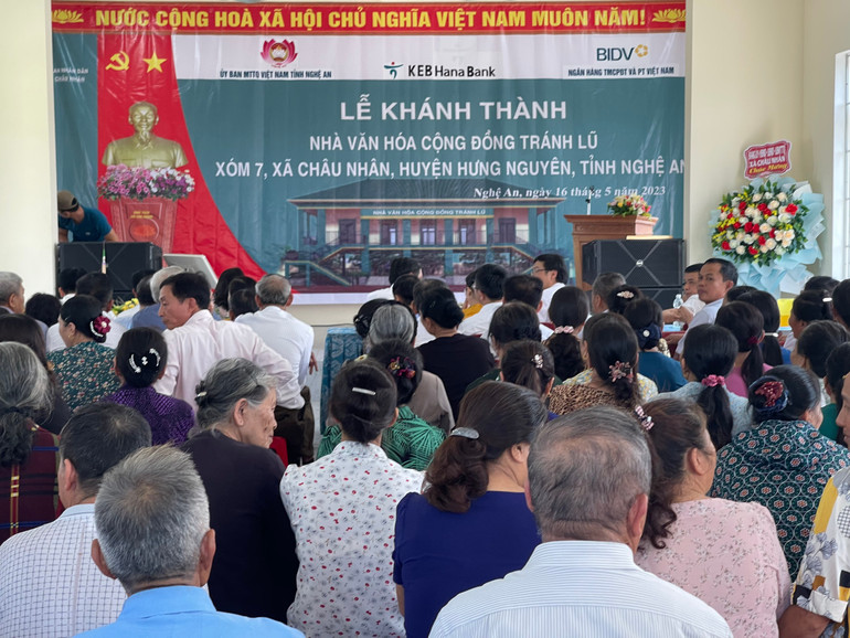 Các đại biểu và người dân dự lễ khánh thành nhà văn hóa cộng đồng tránh lũ xóm 7, xã Châu Nhân (Hưng Nguyên).