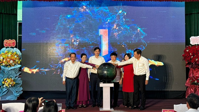 Thực hiện nghi thức ra mắt giao diện mới Báo Nghệ An điện tử.