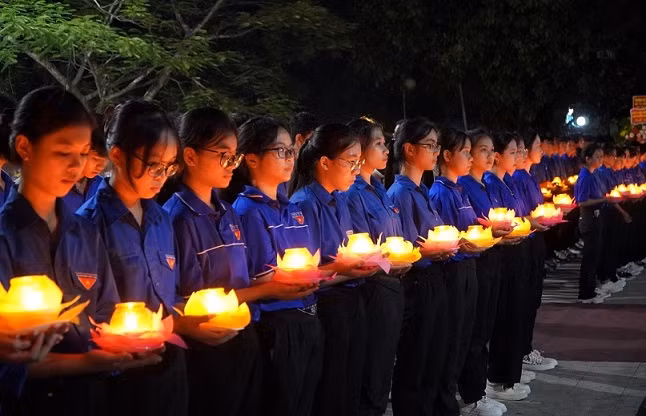 Các đoàn viên, thanh niên đã thắp nến cho gần 11 nghìn ngôi mộ tại Nghĩa trang Liệt sĩ Quốc tế Việt-Lào.