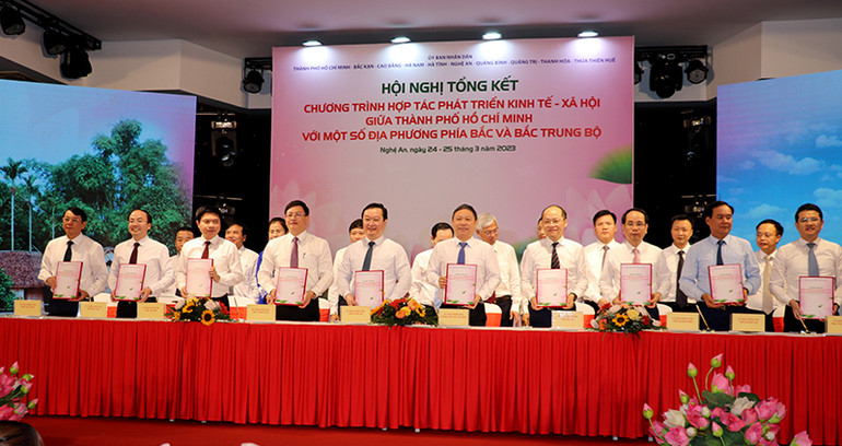 Ký kết Bản thỏa thuận hợp tác phát triển kinh tế, xã hội giữa TP. Hồ Chí Minh và một số địa phương phía bắc và Bắc Trung Bộ đến năm 2025.