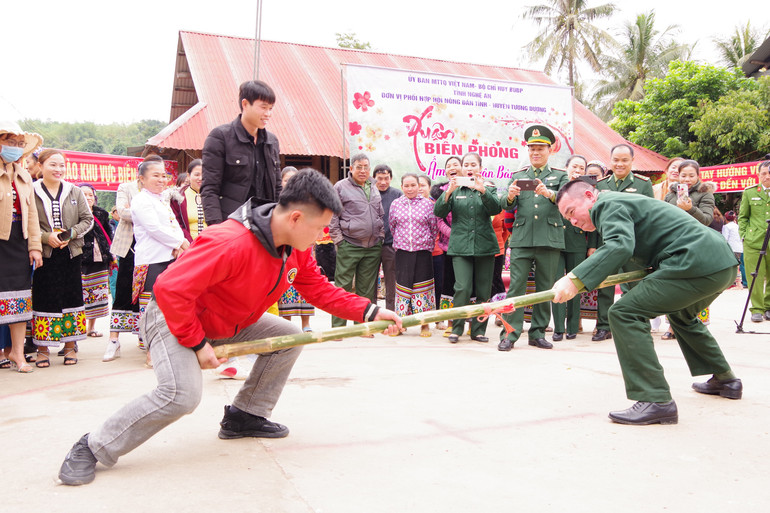 Thi đẩy gậy giao lưu.