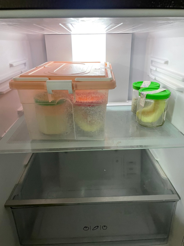 Lấy mẫu thức ăn để tìm hiểu nguyên nhân nghi ngộ độc.