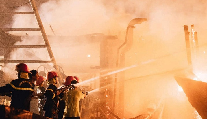 Các lực lượng chữa cháy cùng người dân có mặt kịp thời nỗ lực dập tắt đám cháy.