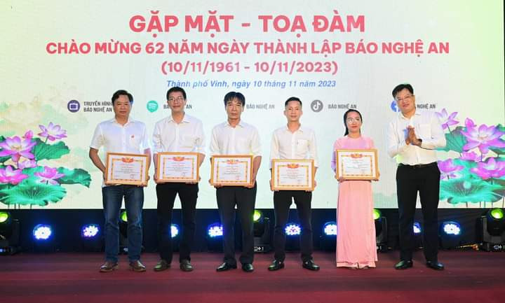 Trao thưởng cho các tác giả, nhóm tác giả đạt giải tại các cuộc thi báo chí cấp quốc gia.