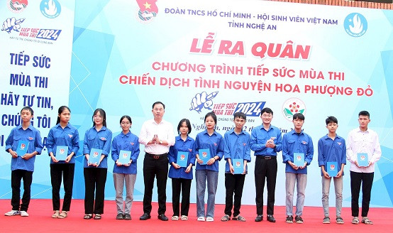 Tặng 10 suất quà, mỗi suất trị giá 500.000 đồng cho các học sinh có hoàn cảnh khó khăn vươn lên học tốt tại Trường THPT Thái Lão. Ảnh: Thanh Quỳnh.