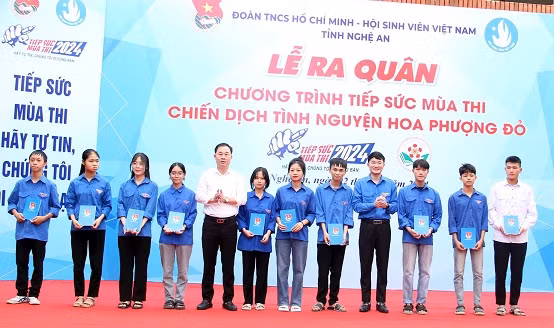 Tặng 10 suất quà, mỗi suất trị giá 500.000 đồng cho các học sinh có hoàn cảnh khó khăn vươn lên học tốt tại Trường THPT Thái Lão. Ảnh: Thanh Quỳnh.