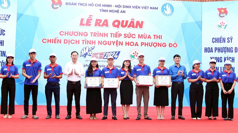 Ra mắt đội hình thanh niên tình nguyện Chương trình "Tiếp sức mùa thi" năm 2024. Ảnh: Thanh Quỳnh.