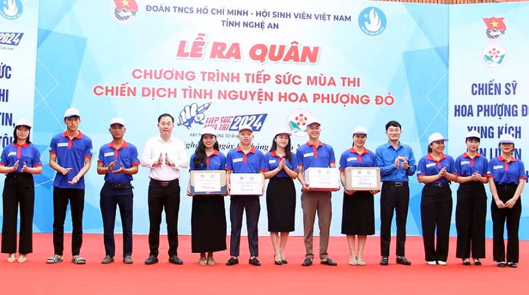 Ra mắt đội hình thanh niên tình nguyện Chương trình "Tiếp sức mùa thi" năm 2024. Ảnh: Thanh Quỳnh.