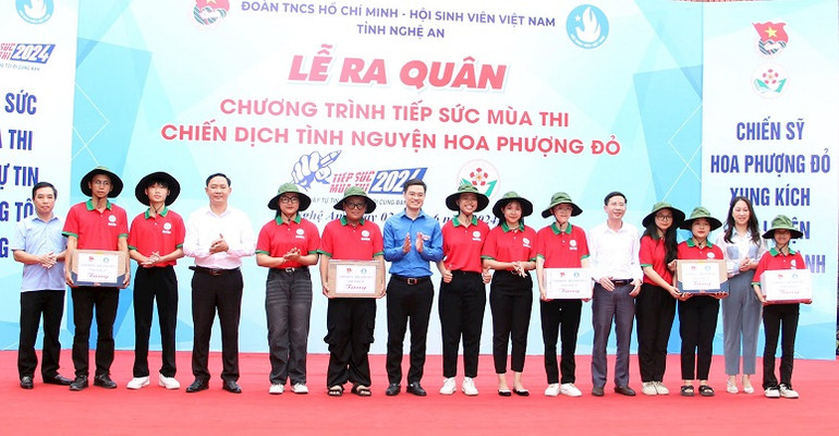 Ra mắt đội hình tình nguyện Chiến dịch "Hoa phượng đỏ" năm 2024. Ảnh: Thanh Quỳnh.
