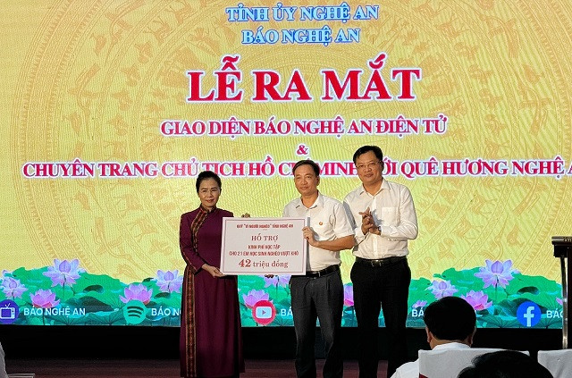 Quỹ vì người nghèo tỉnh Nghệ An đã trao tặng kinh phí học tập cho 21 em học sinh nghèo vượt khó với tổng trị giá 42 triệu đồng.