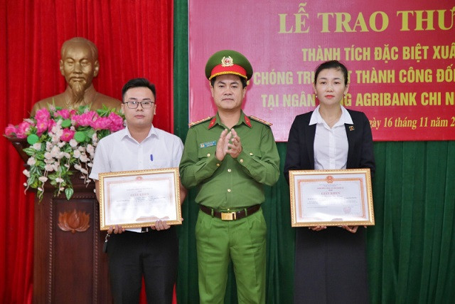 Khen thưởng hai cán bộ Ngân hàng Agribank chi nhánh thị xã Cửa Lò.