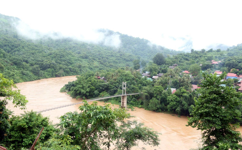 Do mưa lớn kéo dài, những ngày này nước sông thượng nguồn Nậm Nơn dâng cao và chảy xiết.