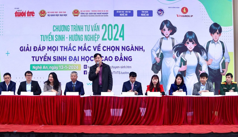 Đại diện các trường đại học "gỡ rối" cho các thắc mắc của học sinh và phụ huynh.