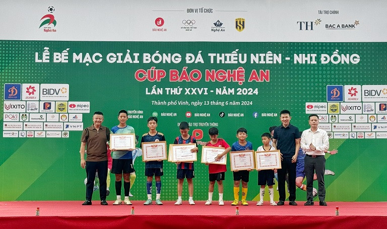 Trao giải cho cầu thủ xuất sắc nhất giải, thủ môn xuất sắc nhất giải, vua phá lưới của giải.