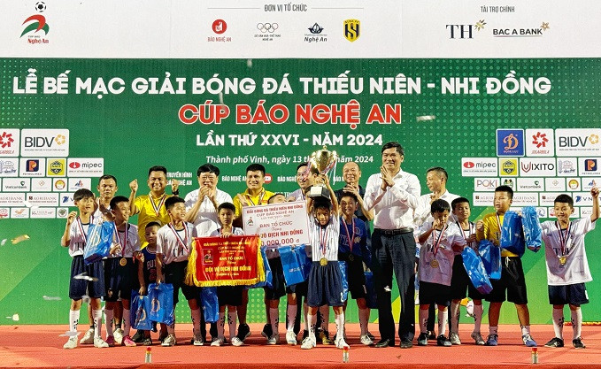 Trao cúp và Huy chương Vàng cho đội nhi đồng thị xã Hoàng Mai.