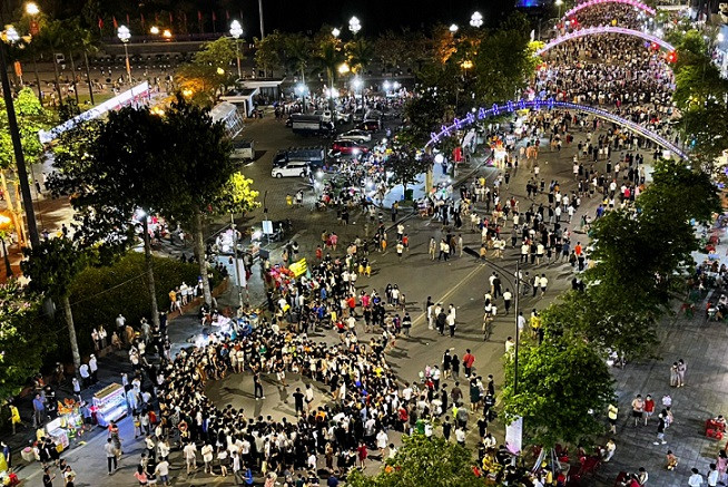 Phố đêm trên đường Hồ Tùng Mậu luôn tấp nập người vào dịp cuối tuần. Ảnh QUANG AN Phố đêm trên đường Hồ Tùng Mậu luôn tấp nập người vào dịp cuối tuần. Ảnh QUANG AN