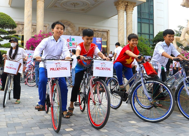 Niềm vui của các em khi được trao tặng xe đạp.