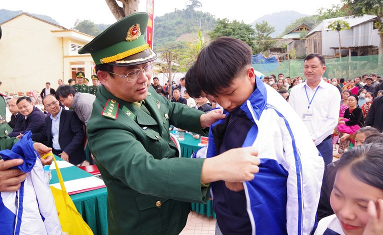 Trao áo ấm cho học sinh.