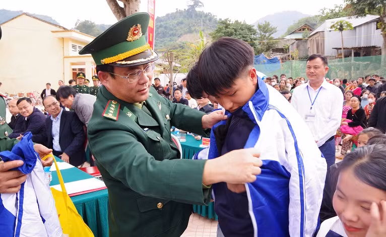 Trao áo ấm cho học sinh.