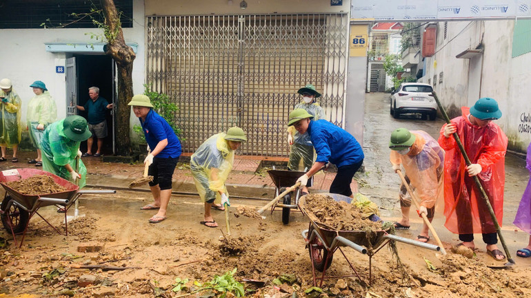 Mọi người đều cố gắng hết mình để sớm khắc phục những hậu quả nặng nề sau khi bão đi qua.