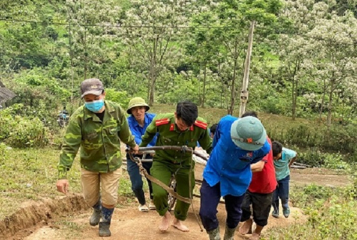 Công an huyện Tương Dương giúp những gia đình nghèo, neo người vận chuyển vật liệu để xây dựng nhà ở.