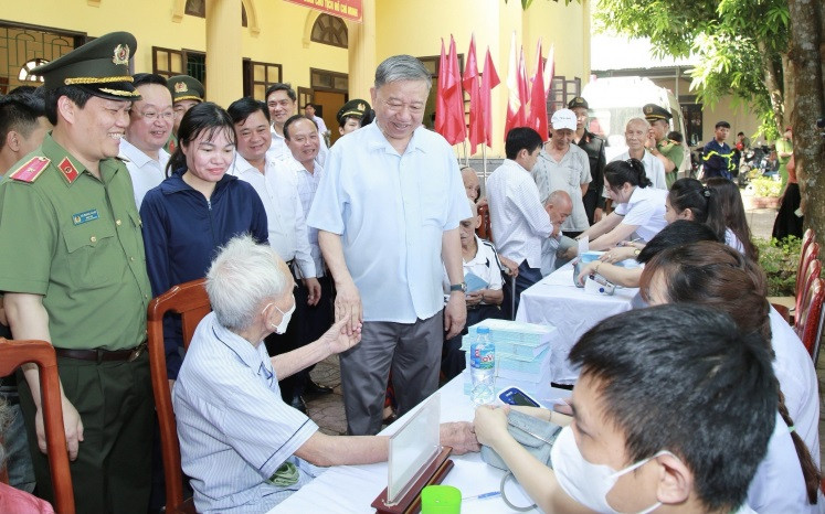 Bộ trưởng Tô Lâm thăm hỏi, động viên người dân đang được các y, bác sĩ thuộc Công an khám, chữa bệnh miễn phí tại huyện Nam Đàn.