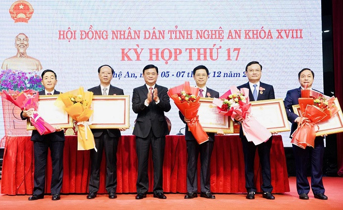 Trao Huân chương Lao động cho các cá nhân liên quan