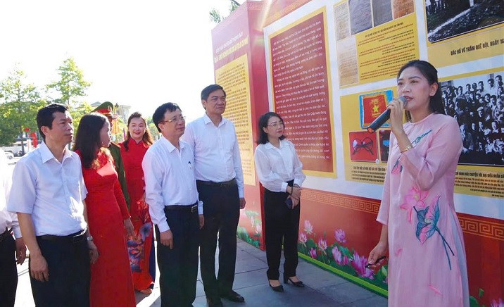 Các đại biểu tham quan trưng bày. (Ảnh: Trọng Kiên)