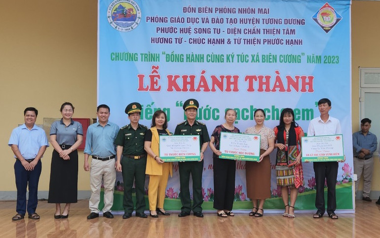 Trao tặng tủ thuốc biên cương cho Đồn biên phòng, nhà trường và người dân trên địa bàn. Trao tặng tủ thuốc biên cương cho Đồn biên phòng, nhà trường và người dân trên địa bàn.