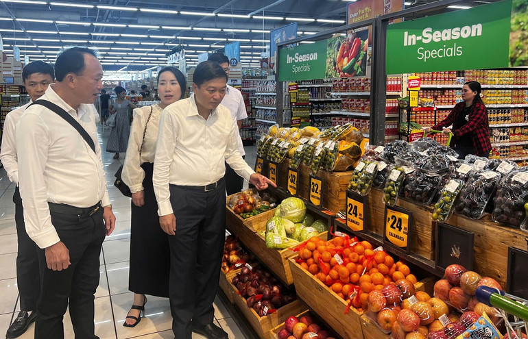 Đoàn Nghệ An khảo sát thị trường tại thủ đô Manila. Đoàn Nghệ An khảo sát thị trường tại thủ đô Manila.