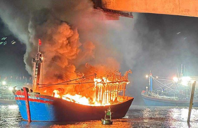 Tàu cháy trôi ra giữa dòng sông.