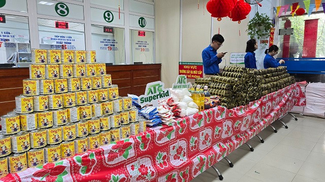 Bệnh viện chuẩn bị hàng hóa tết tại "Gian hàng 0 đồng". Bệnh viện chuẩn bị hàng hóa tết tại "Gian hàng 0 đồng".