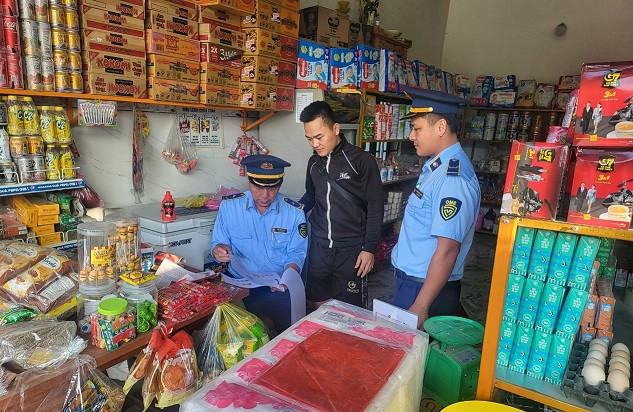 Vào dịp Tết, Cục Quản lý thị trường Nghệ An tăng cường kiểm tra chất lượng hàng hóa. Vào dịp Tết, Cục Quản lý thị trường Nghệ An tăng cường kiểm tra chất lượng hàng hóa.