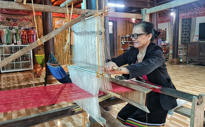 Bà Lô Thị Nga dệt thổ cẩm bán cho du khách trải nghiệm tại homestay của mình. (Ảnh: Đình Phượng)