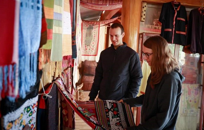 Du khách quốc tế đến thăm quan và trải nghiệm tại bản Hoa Tiến ngày một nhiều. Ảnh Đình Phượng