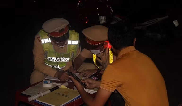 Lập biên bản trường hợp vi phạm.