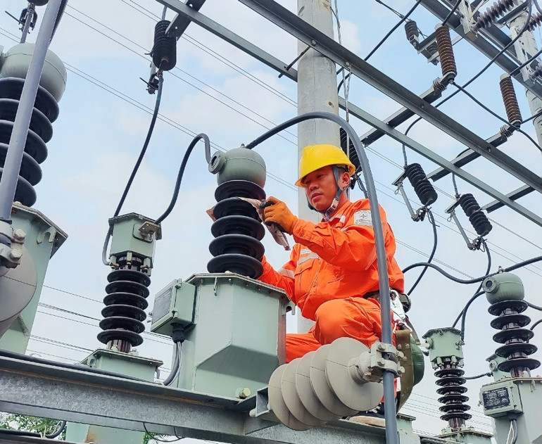 Vệ sinh sứ cách điện để giảm tiêu hao điện năng ở Nghi Lộc (Nghệ An).