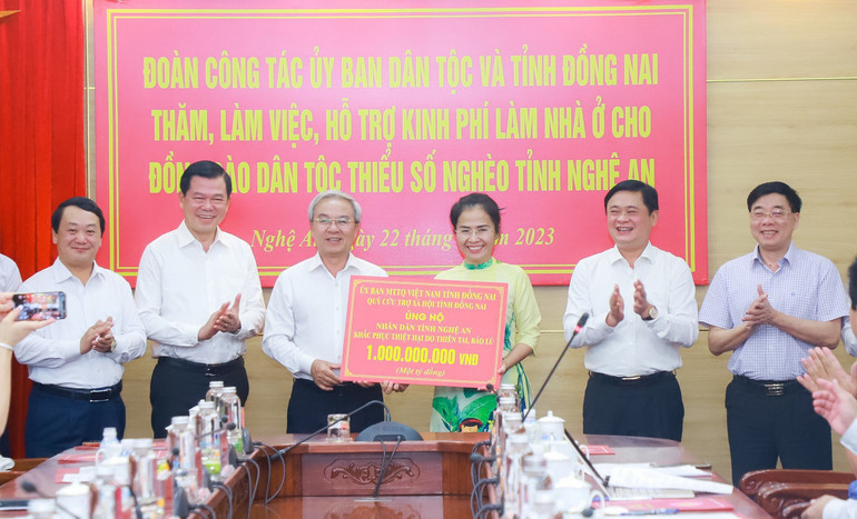 Và trao một tỷ đồng hỗ trợ khắc phục thiên tai, bão lũ.