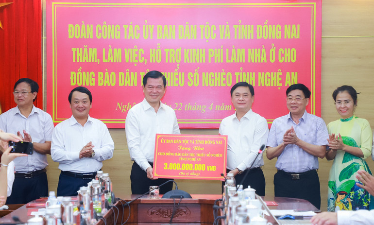 Các đồng chí lãnh đạo Ủy ban Dân tộc và tỉnh Đồng Nai trao 3 tỷ đồng hỗ trợ làm nhà ở cho đồng bào dân tộc thiểu số nghèo tỉnh Nghệ An.