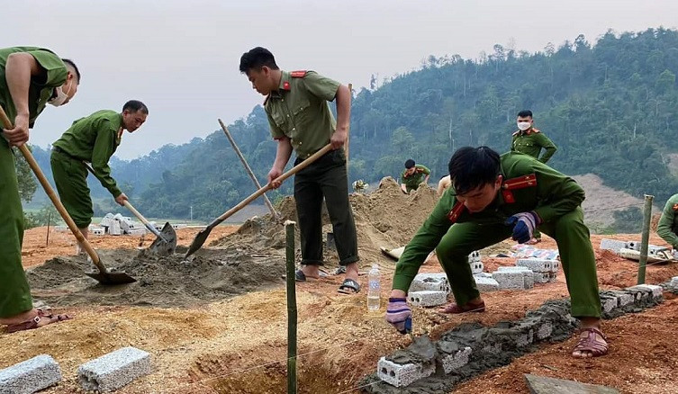 Các lực lượng vũ trang huyện Quế Phong giúp những hộ nghèo neo người làm nhà ở.