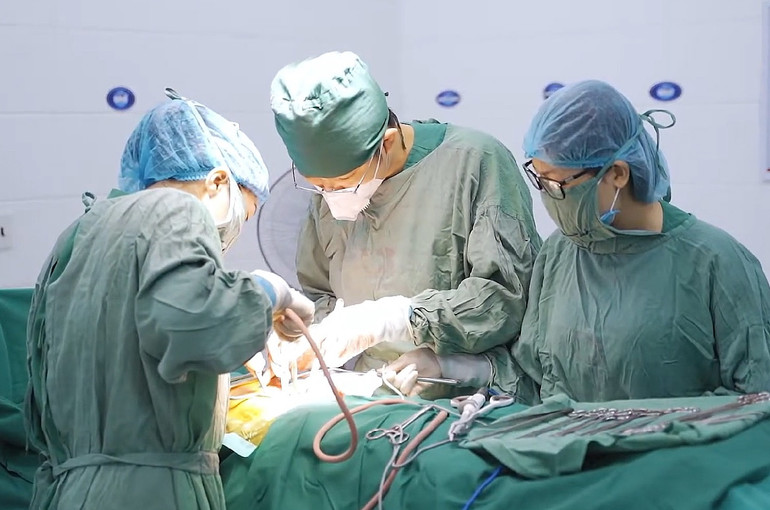 Triển khai phẩu thuật ca bệnh nặng ở Khoa Ngoại 4.