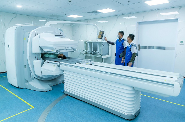 Bệnh nhân điều trị bằng hệ thống SPECT/CT hiện đại.