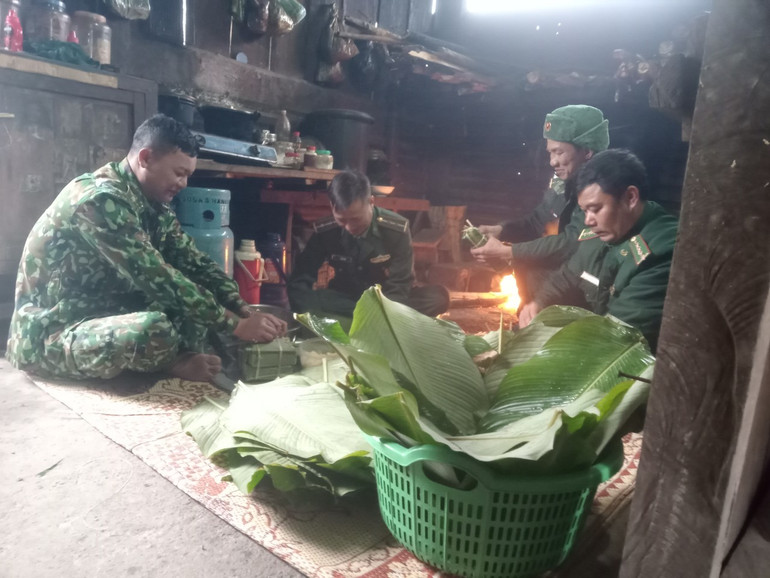 Cán bộ, chiến sĩ trạm Huồi Khe gói bánh chuẩn bị đón Tết. Cán bộ, chiến sĩ trạm Huồi Khe gói bánh chuẩn bị đón Tết.