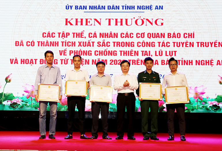 Lãnh đạo tỉnh Nghệ An khen thưởng các nhà báo làm tốt công tác tuyên truyền về phòng, chống thiên tai năm 2022. Lãnh đạo tỉnh Nghệ An khen thưởng các nhà báo làm tốt công tác tuyên truyền về phòng, chống thiên tai năm 2022.