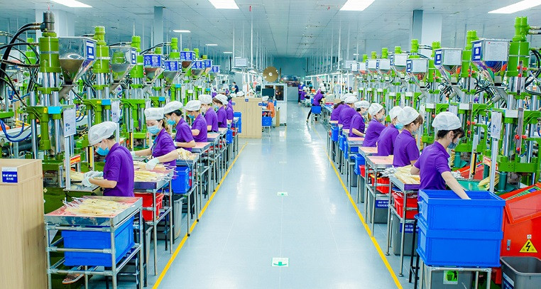 Công nhân làm việc tại Công ty TNHH Luxshare-ICT Nghệ An thuộc Khu công nghiệp VSIP Nghệ An 1. (Ảnh THÀNH DUY)