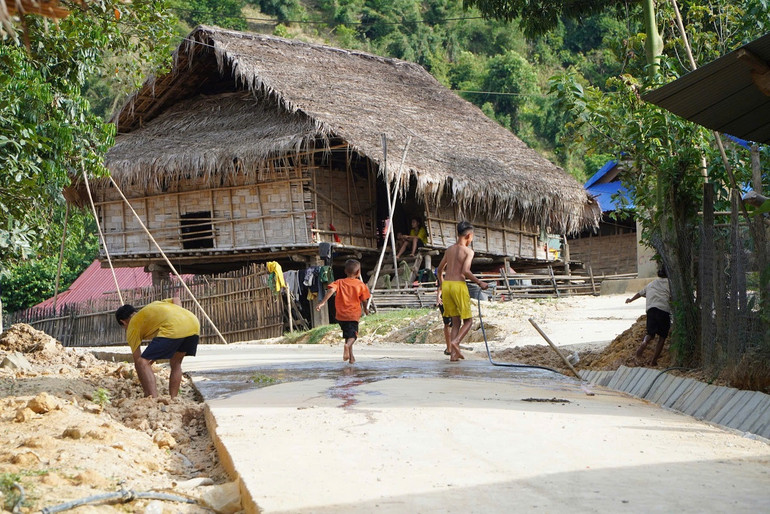 Niềm vui khi tuyến đường đi qua.