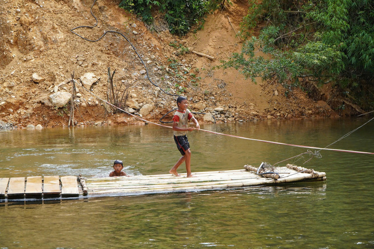 Đường vào bản Búng vẫn phải nhờ bè kéo.