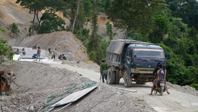 Tuyến đường vào bản Cò Phạt, bản Búng cùng một cầu treo trị giá hơn 26 tỷ đồng đang được đơn vị khẩn trương thi công để sớm đưa vào hoạt động.