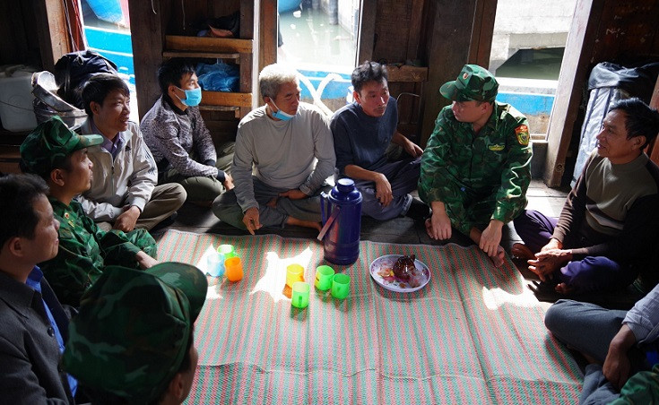 Đến từng phương tiện tuyên truyền cho ngư dân về chống đánh bắt thủy sản bất hợp pháp.