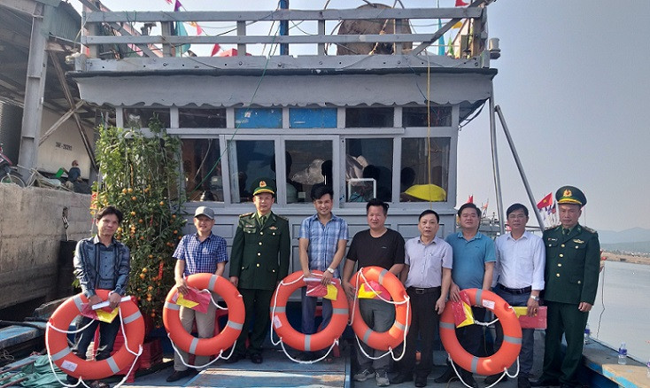 Trao cờ Tổ quốc và phao cho ngư dân.